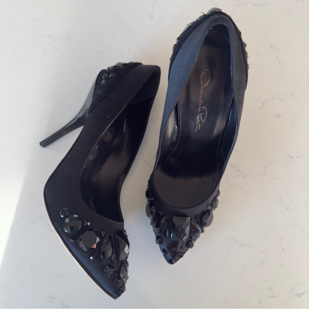 Oscar De La Renta Black Satin Crystal Embellished pointed toe pumps 36EU / 6US